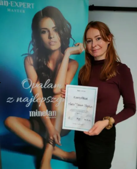 Asia trzymająca certyfikat TanExpert z opalania natryskowego, Kraków.
