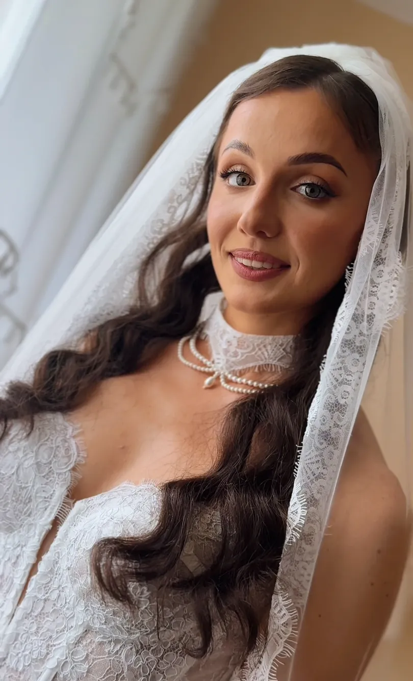 Paulina była zachwycona opalenizną z próby i taki sam odcień wybrała na swój wielki dzień. Autor klipu: @savethemoment.content