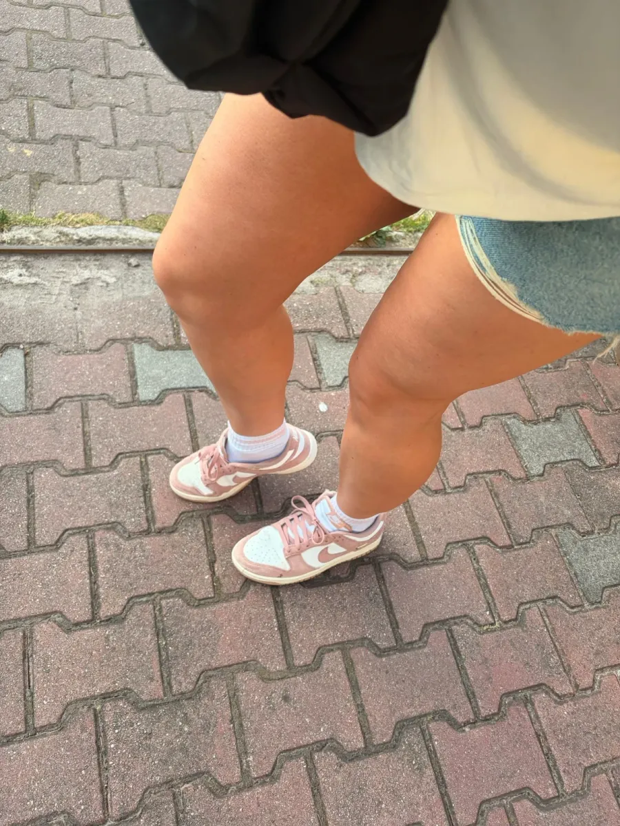 Złociste, gładkie nogi – najpiękniejszy dodatek do każdej letniej stylizacji.